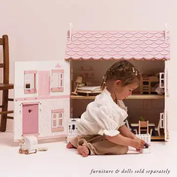 Le Van, Sophie's Wooden Dolls House