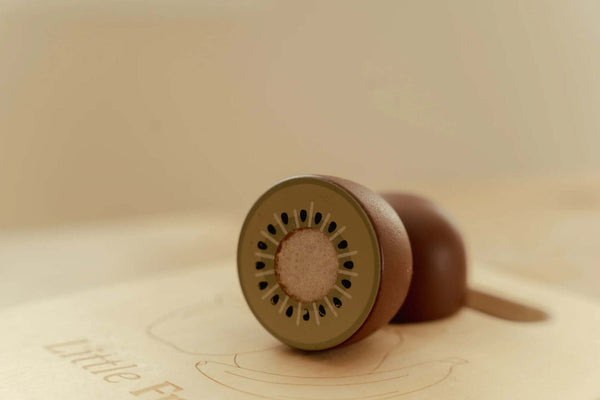 Little Dutch, Slicing Fruit