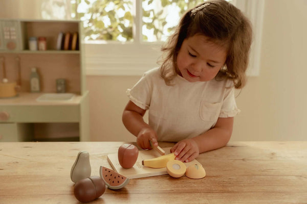 Little Dutch, Slicing Fruit