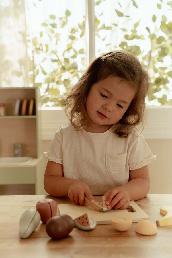 Little Dutch, Slicing Fruit
