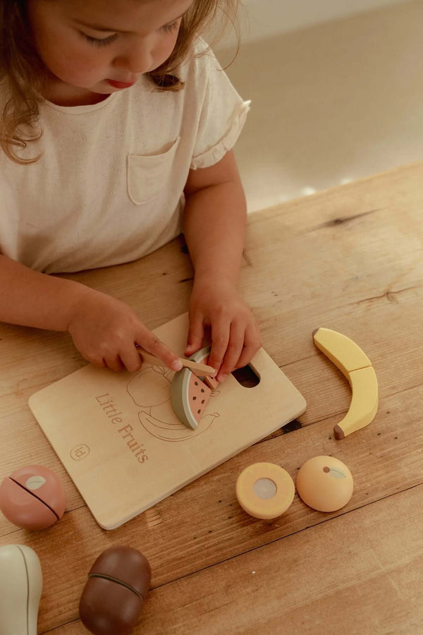 Little Dutch, Slicing Fruit