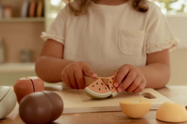Little Dutch, Slicing Fruit