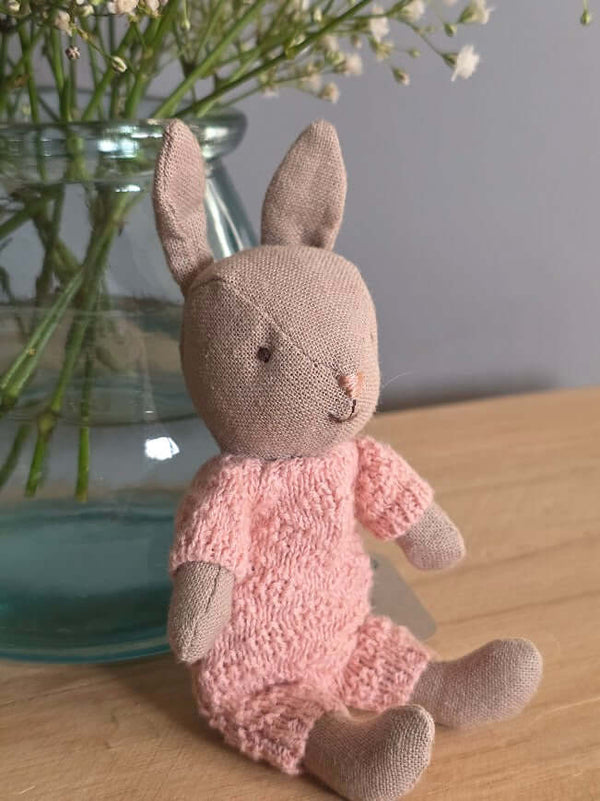 Maileg, Rabbit, Micro - Sand - Rose Knitted Suit