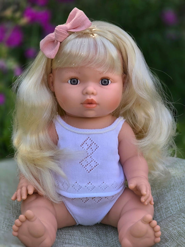 Mini Colettos, Sage (Light Blonde Hair with Blue Eyes) doll with long blonde hair and blue eyes wearing a white outfit.
