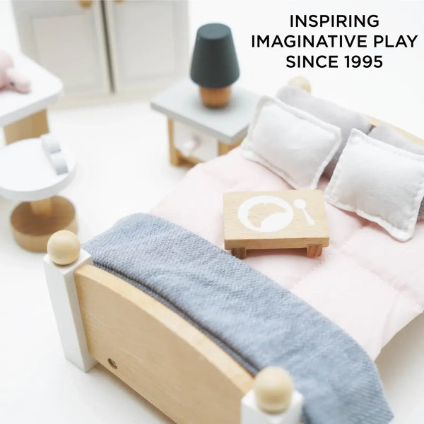 Le Van, Wooden Dolls House Bedroom