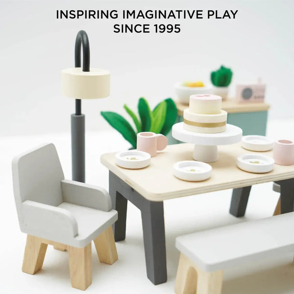 Le Van, Wooden Dolls House Dining Room