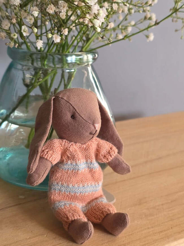 Maileg, Bunny, Micro - Brown - Dusty Rose Knitted Suit
