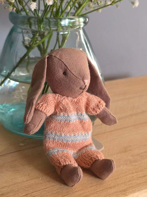 Maileg, Bunny, Micro - Brown - Dusty Rose Knitted Suit