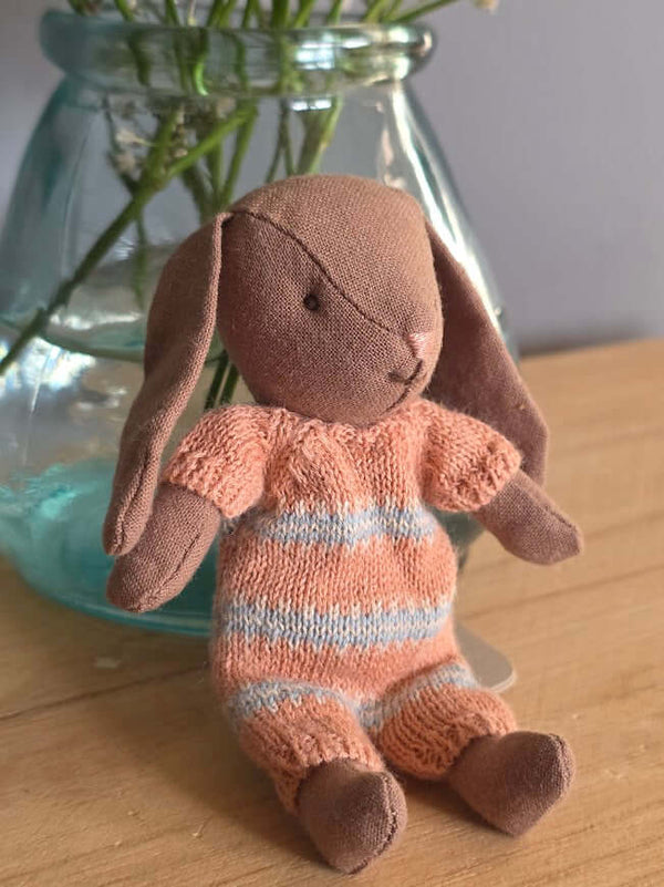 Maileg, Bunny, Micro - Brown - Dusty Rose Knitted Suit