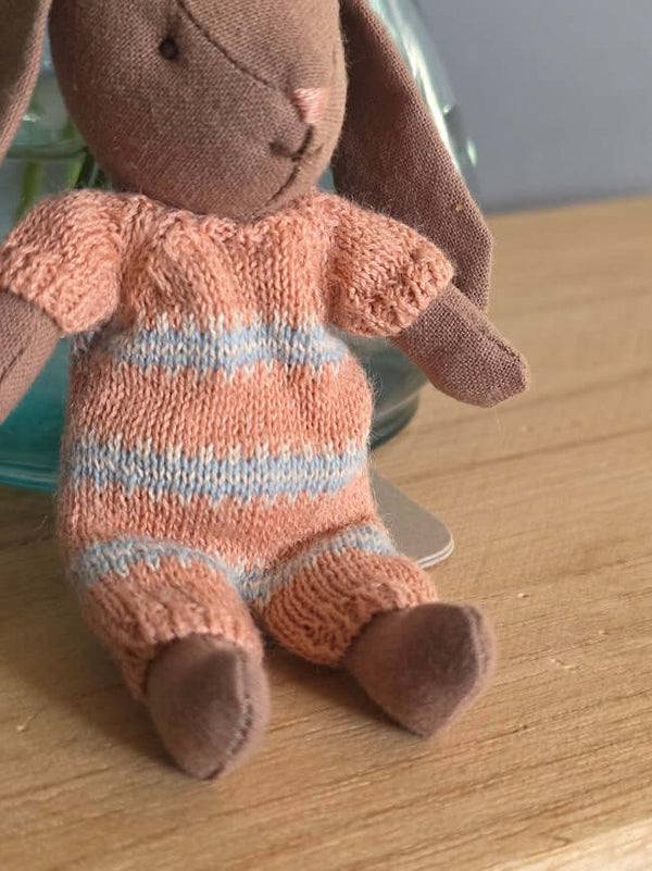 Maileg, Bunny, Micro - Brown - Dusty Rose Knitted Suit