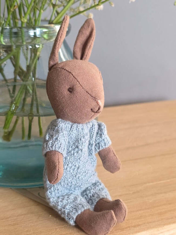 Maileg, Rabbit, Micro - Brown - Blue Knitted Suit