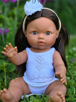 Mini Colettos, Isabel (Hispanic Girl, Brown Straight Hair and Blue Eyes) doll in a blue outfit, with brown hair and blue flower headband.