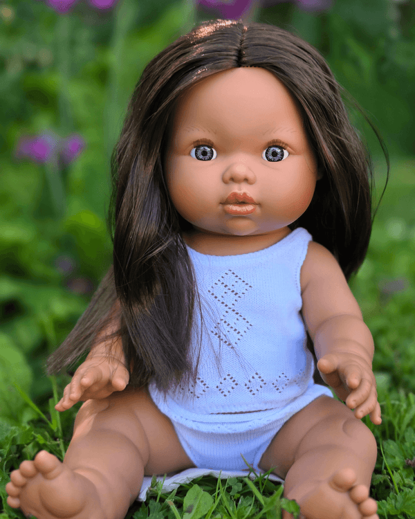 Mini Colettos, Isabel (Hispanic Girl, Brown Straight Hair and Blue Eyes) sitting in grass with blue outfit.