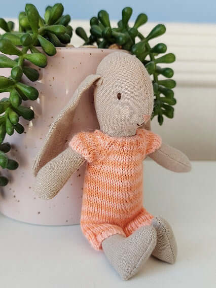 Maileg, Micro Bunny in Knitted Outfit (Orange)