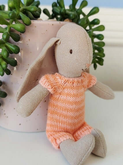 Maileg, Micro Bunny in Knitted Outfit (Orange)