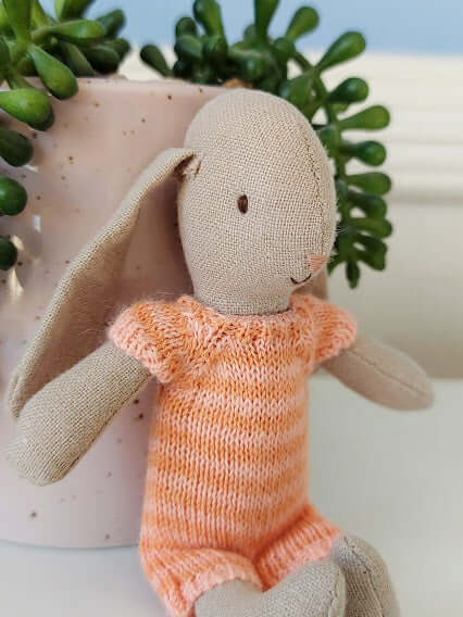 Maileg, Micro Bunny in Knitted Outfit (Orange)