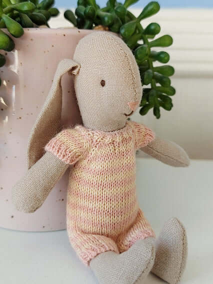 Maileg, Micro Bunny in Knitted Outfit (Pink)