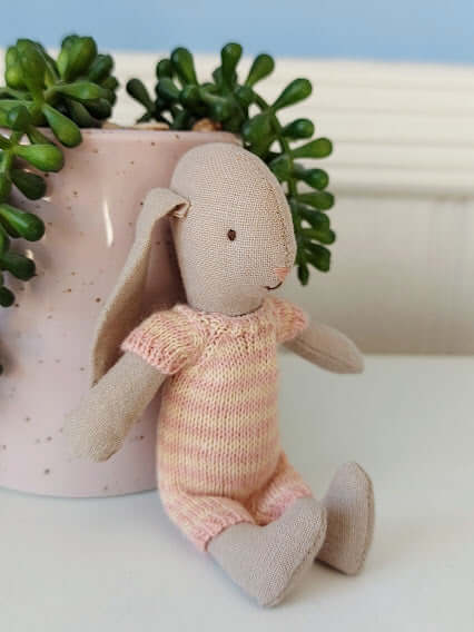 Maileg, Micro Bunny in Knitted Outfit (Pink)