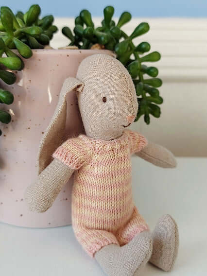 Maileg, Micro Bunny in Knitted Outfit (Pink)