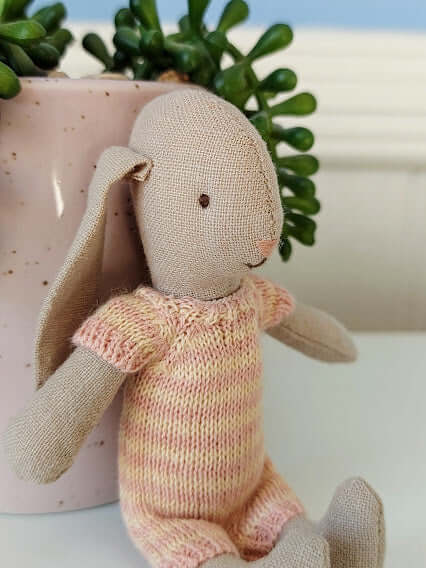 Maileg, Micro Bunny in Knitted Outfit (Pink)