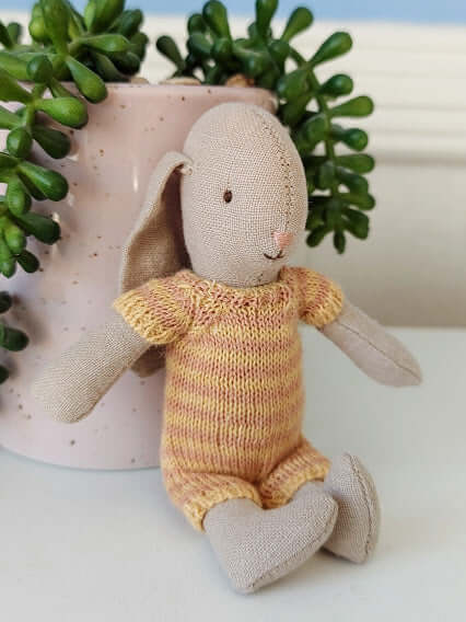 Maileg, Micro Bunny in Knitted Outfit (Yellow)