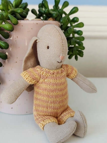 Maileg, Micro Bunny in Knitted Outfit (Yellow)