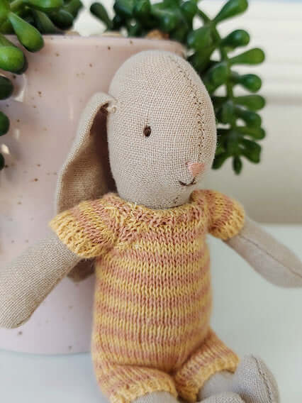 Maileg, Micro Bunny in Knitted Outfit (Yellow)