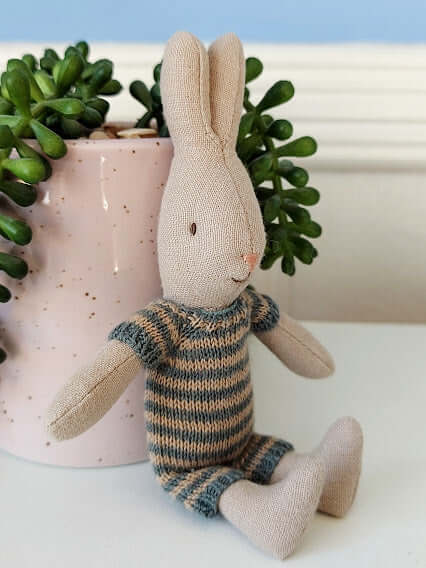Maileg, Micro Rabbit in Knitted Outfit (Dark Blue)
