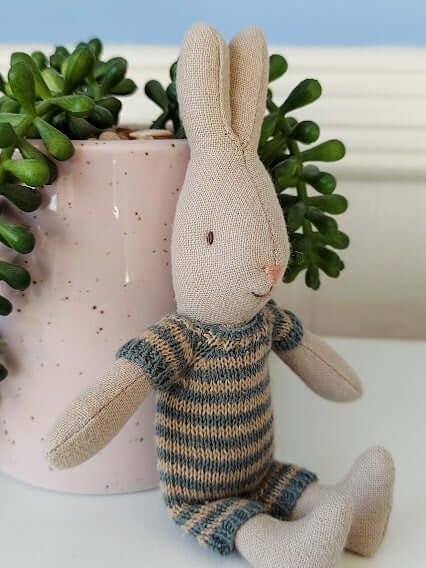 Maileg, Micro Rabbit in Knitted Outfit (Dark Blue)