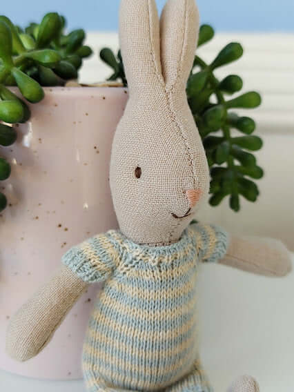 Maileg, Micro Rabbit in Knitted Outfit (Light Blue)