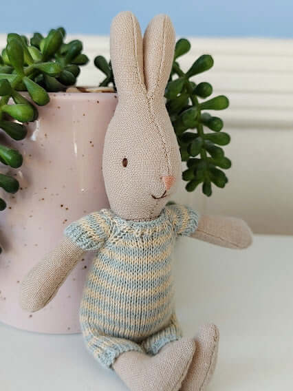 Maileg, Micro Rabbit in Knitted Outfit (Light Blue)